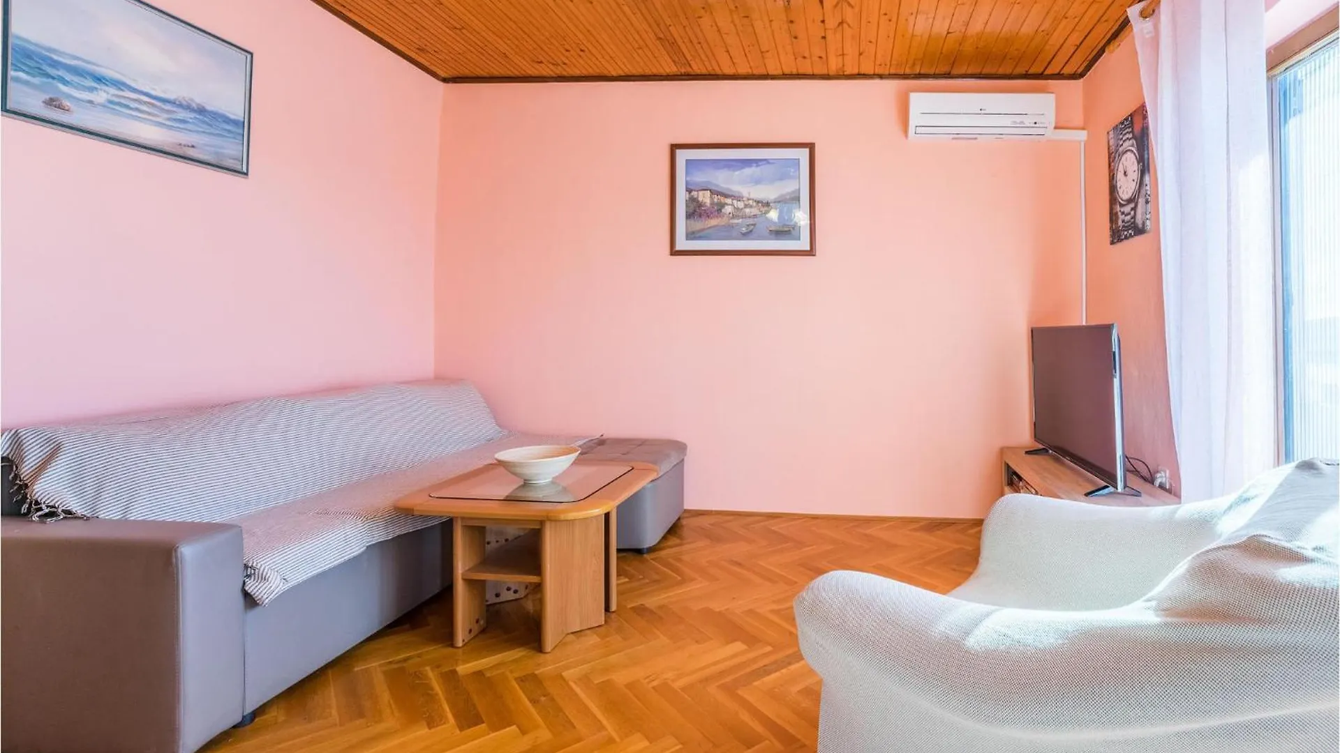 Cozy Apartment In Dinjiska With Kitchen
